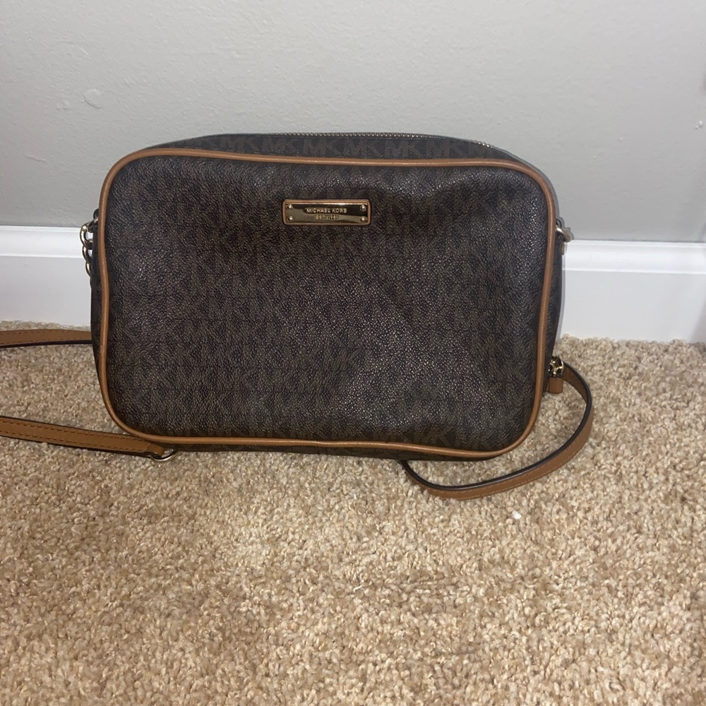 Micheal Kors cross body! Very lightly used